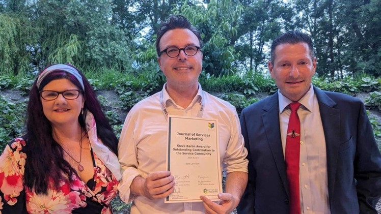 Group photo of Bart Lariviere with his award